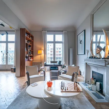 Luxury Eiffel Elegance 4br By Airsuite 아파트 *